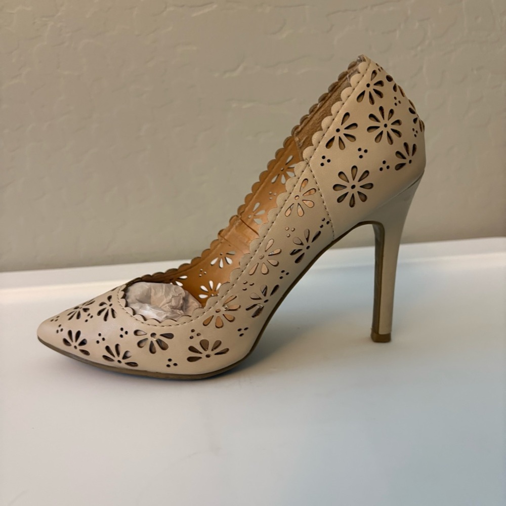 LC Lauren Conrad Confetti Ivory flower laser cut out stiletto heels size 6 - Picture 10 of 16